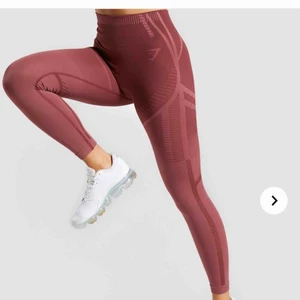 Gymstark tights - Gymstark vinröda tights, strl M. Ordinarie pris ca 500kr, finns ej kvar att köpa på hemsidan. Kontakta ifall ni är intresserade.