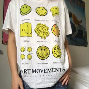 a trendy and comfortable t shirt with an “art movements smiley” design in great condition!