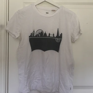 Levis tröja - Levis tröja. Trycket på den är på olika kända sevärdheter i London. Köpte den i London! Storlek S. Köp den för 60kr+frakt!