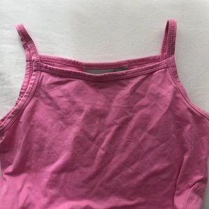 Bubbelgums rosa linne från h&m - Bubbelgums rosa linne från h&m, storlek 140 men passar xs! Möts i slussen eller postar<3