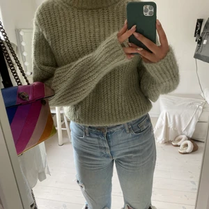 Stickad tröja från H&M - Säljer min as sköna stickade tröja från H&M i alpacka blend. Super varm och mysig. Har du någon fråga eller vill ha fler bilder är det bara att skriva!💗💗