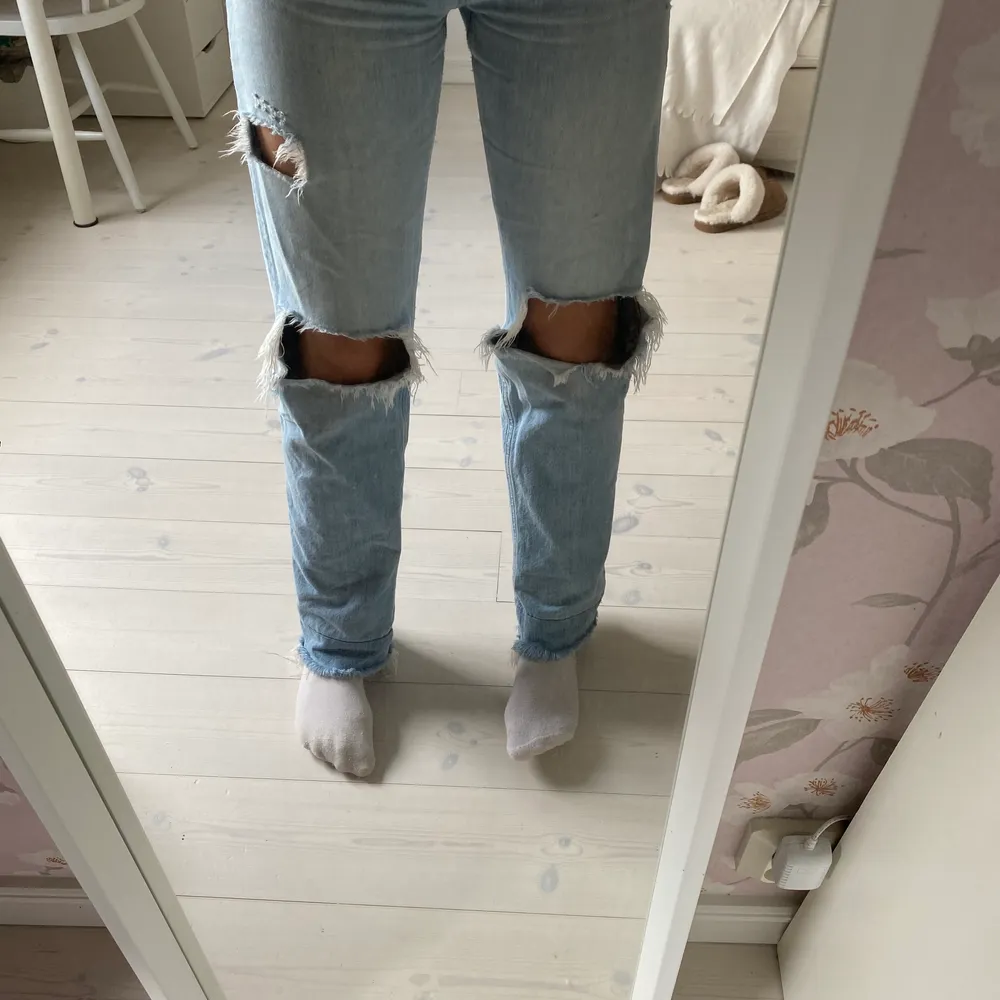 Tänkte kolla intresset på dessa efterfrågade jeansen från Zara. Jag är 180 lång och dessa har en liten ”förlängning” längst ner som knappt syns (se bild 3), vilket enkelt går att ta bort om man inte vill ha de. Har du nägon fråga mm är det bara att skriva! 💗. Jeans & Byxor.