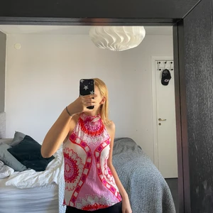 Halterneck topp från Zara - Trendig rosa halterneck topp ifrån Zara med dragkedja på sidan för justerbar längd och passform!💓