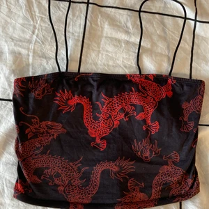 Topp - Croppad top från SHEIN. säljes då den inte kommit till användning, därav nyskick. 