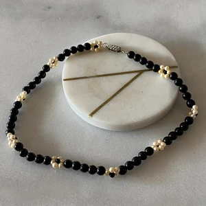 black&white flower necklace - black&white flower necklace with a silver clasp  🌈25kr  🌈dm us if you are interested 💕  🌈the beads, pearls and clasp are all bought secondhand ❤️