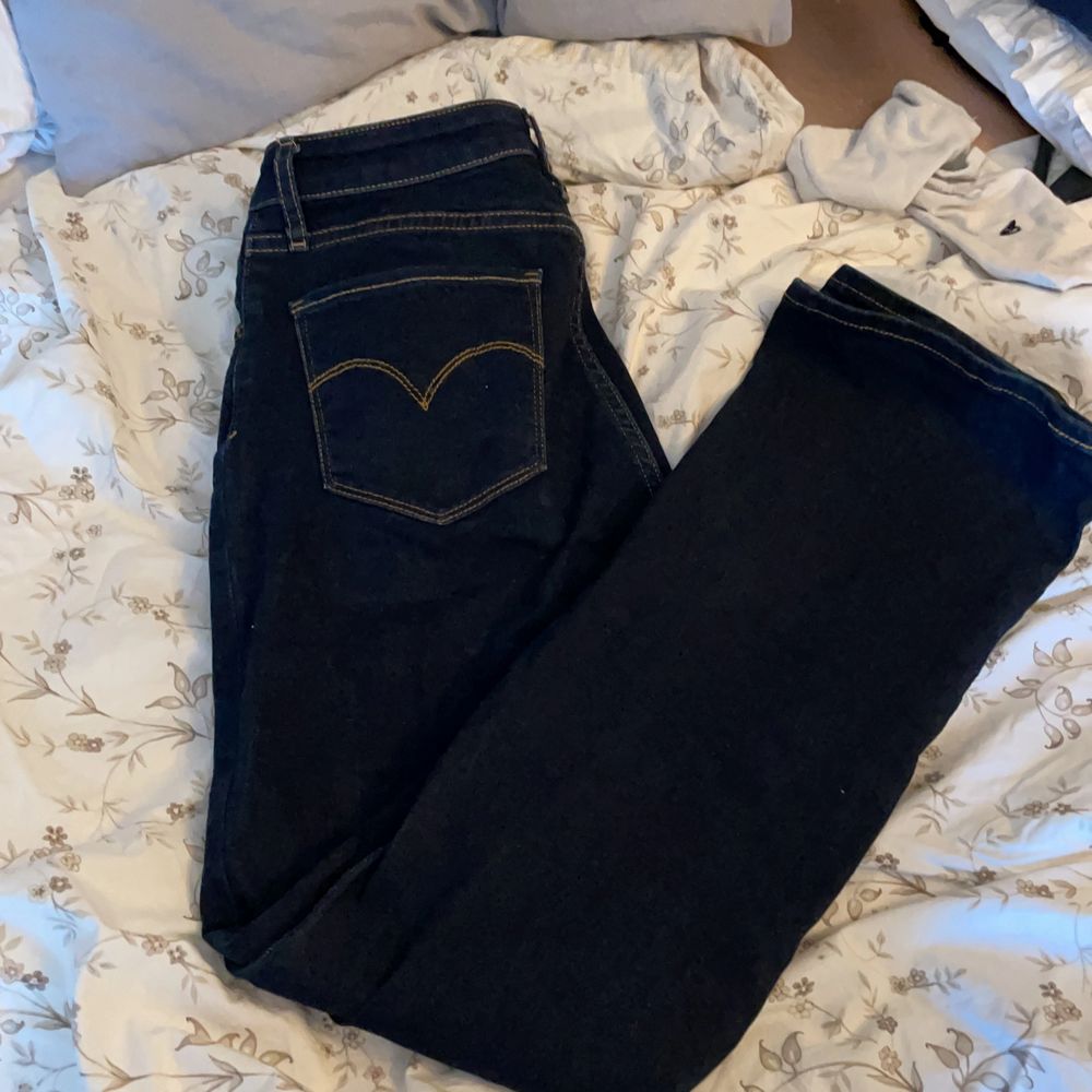 mörkblå levis jeans, bootcut. modell: 725 high rise bootcut.. Jeans & Byxor.