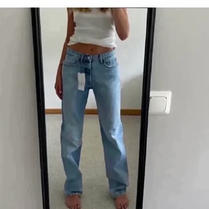 Midrise zara jeans - Säljer dessa jätte jättefina midrise jeans från zara. Helt slutsålda och aldrig använda och med prislappen kvar då dem inte passade mig. Första två bilderna är lånade så skriv för egna💞💞 köp direkt för 600kr🥰