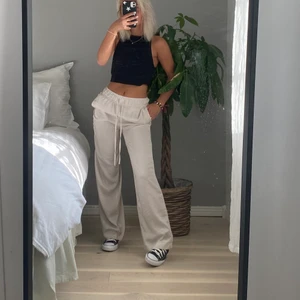 Byxor - Sjukt snygga och populära byxor från H&M, stl XS🤍 Köparen står för frakten!