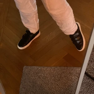 MINA ABSOLUTA FAVORITER - Säljer mina SKIT snygga kardborreband skor i en svart ”matt lack” effekt från NAKD. Säljer då de blivit försmå för mig vilket jag inte önskar😩Men skulle säga att dessa skor passar till absolut ALLT. Dem är använda en del men fortfarande i bra skick. Buda