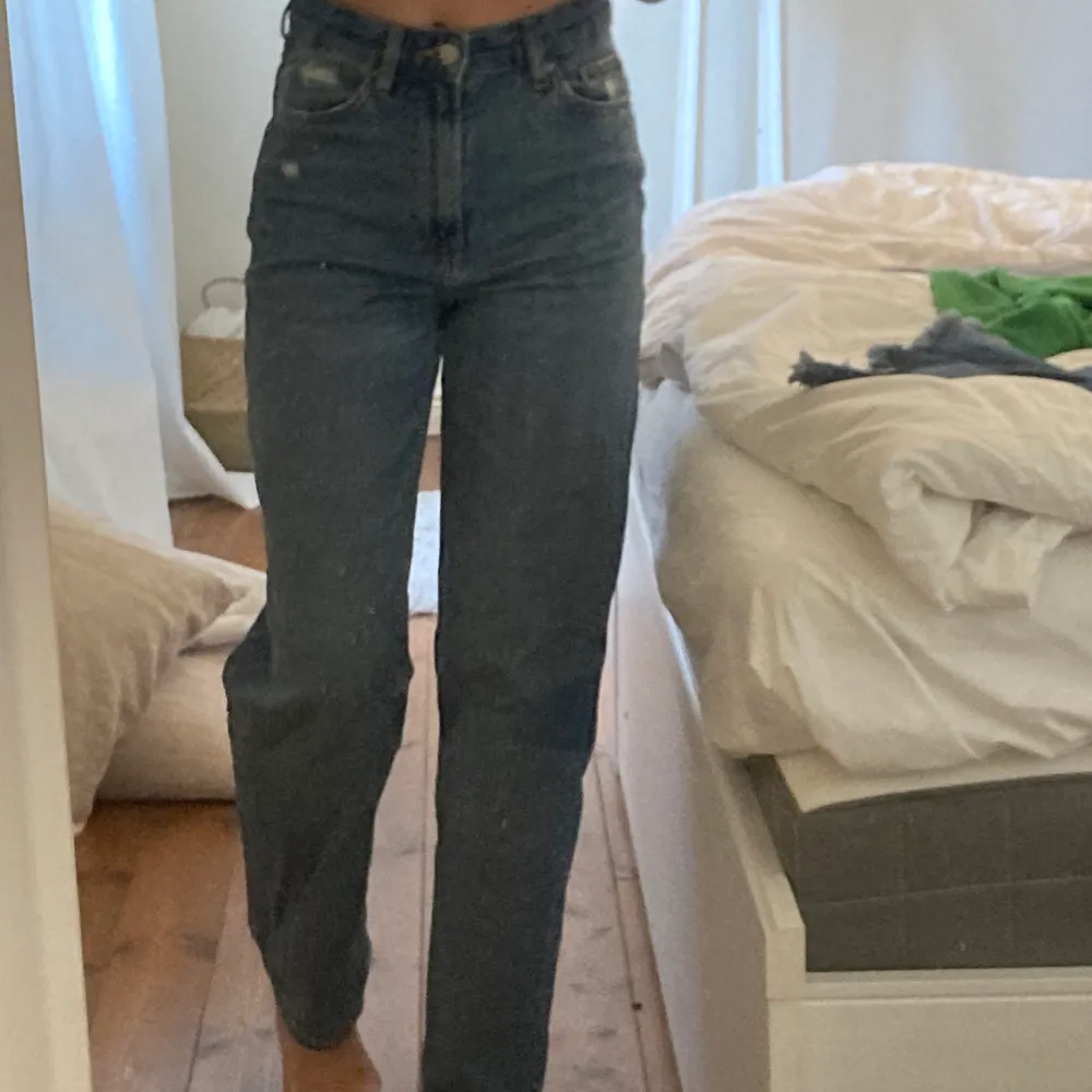 raka jeans ifrån hm! super bra skick då de aldirg är använda! jag är 165cm och har en innerbenslängd på 75cm💗. Jeans & Byxor.