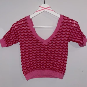 Stickad topp - Stickad topp från zara som är använd 1 gång. Säljer då den är för stor för mig och inte kan ha den:) just nu: 320kr + frakt (köparen står för frakten)