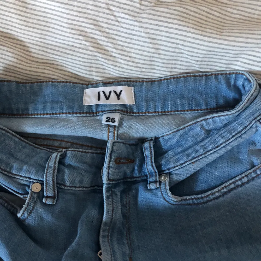 Jeans från IVY, kortare modell som slutar lite längre ner än på mitten av vaden. Låg midja. Väldigt fint skick. Storlek 26, skulle säga att de passar xs/s. Jeans & Byxor.