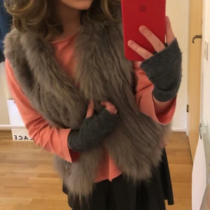 Grå pälsväst - Superfin grå pälsväst i nyckick 