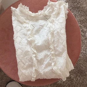 Blus från River Island - Jättesöt blus från River Island. Använd ett fåtal ggr. Storlek 6 som motsvarar en 34/36:a ungefär.