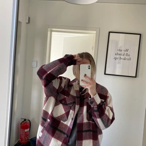zara jacka  - vinröd zara jacka. Jätte fin och skön att ha på våren. Säljer pga att den aldrig kommer till användning!