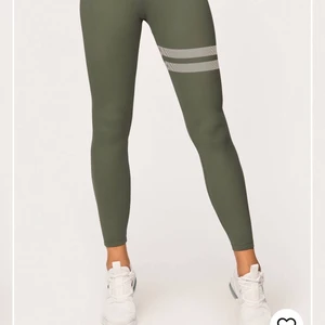 Gröna Strongertights🤍 - Samma färg som på bilden, men gröna ränder istället för vita (se bild 2). Storlek M men passar L. Använda, men i fint skick!🤍 Org. pris 699:-🤍