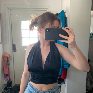Halterneck top - Otroligt snygg topp från Gina, använd en gång! Som ni ser på bilderna kan man ha toppen på nästan vilka sätt man vill, fantasin avgör🤩 toppen är i storlek s men skulle säga att den funkar till xs-m då den är stretchig och banden breda! Budgivning är startad då fler är intresserad💖