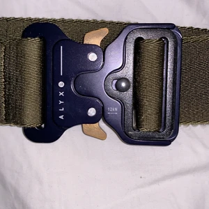 Alyx bälte - Intressekoll på mitt alyx bälte, köpt på Farfetch. cond 8/10 nypris ca 3.7k. Bältet är militärgrönt 