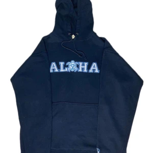 Vintage hoodie - Det är en blå vintage hoodie, skicket är 6/10. Den är mörkblå och i storleken L💫 som du ser på bild nummer två så finns det ett större ”flaw”.