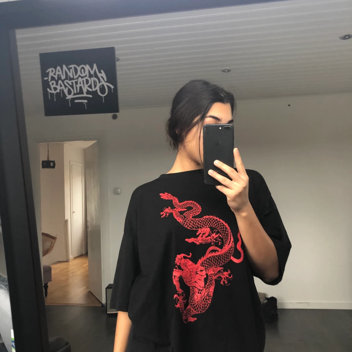Svart t-shirt med röd drake  - 91