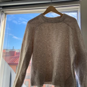 MANGO SWEATER  - Beige stickad tröja från Mango! Köpt 2020. Nästan oanvänd. Inte stickig, väldigt mjuk. Rätt i storlek. 
