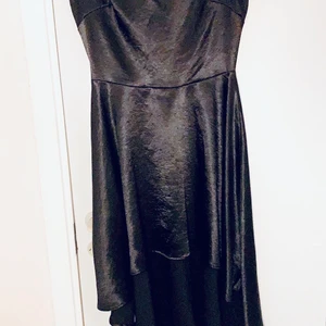 Klänning  - Svart klänning den är sönder under båda armarna men är lätt att sy.