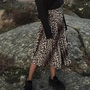 Säljer den a plisserade leopard kjolen. Inga fel på den utan den kommer endast inte till användning. Storlek S. 