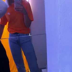 Vintage Nike-tröja  - Intressekoll på denna fina Nike-tröja. Den är köpt på second-hand men är i väldigt gott skick och i princip oanvänd. Äkta Nike💫  jag tror egentligen att det här är en klänning men för mig som är 175 cm är den för kort som det så antingen kan man vika upp den eller klippa den kortare 💫😍 Buda i kommentarerna eller privat!