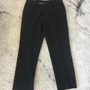 Loose fit kostymbyxor  - Längd - 150    Midja - 102 . Inte använda pga för stora. 