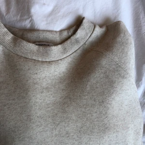 Sweatshirt beige  - Jätteskön sweatshirt från chiquelle!! 🤩 säljer pga kommer inte till användning. Den är i storlek XL då jag ville att den skulle vara overzized, den är i en jättefin beige färg med knytning längs ner, då man kan välja själv hur tajt den ska sitta.🥰