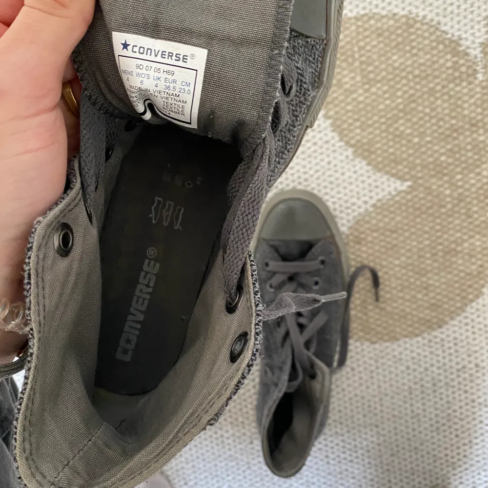 Säljer mina coola gråa Converse med mönstrat grått tyg på 😍 det är den höga modellen och nästan helt oanvända! . Skor.