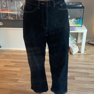 Monki jeans - Jeans i en kortare modell med vita sömmar, super snygga! Storlek 26💞köpare står för frakt