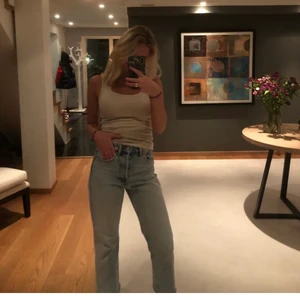 Jeans - Jeans i ljusblå tvätt från zara i storlek 34. I mycket bra skick. Säljer pga att de inte kommer till användning. 100kr exklusive frakt. 