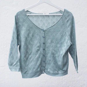 Heklat tröja med glasknappar XS-S - Ljusgrön bomull tröja från eko tillverkaren Maska i Gbg. Mycket fint skick.