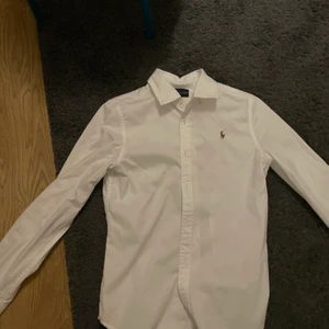 Skjorta - Säljer denna för att den aldrig kommer till användning och är för liten nu. Har bara använt den en gång o de va till ett skolfoto för typ 2 år sen så den har bara hängt i garderoben sen dess hahah. Köpte den på Kidsbrandstore eller på Pondus men om jag inte minns fel så kosta den runt 700kr och eftersom jag knappt använt den så är den nästan som ny. Den kan passa nån som har 152-164 i barnstorlek elr en xxs.
