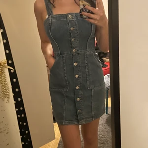 Jeans klänning - Säljer då det inte är min stil längre. Den är stretchigt i tyget, har fickor på båda sidorna och man kan ändra längd på banden