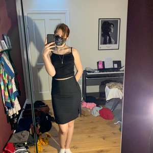 Snygg svart kjol - Mycket skönt och snygg kjol med dragkedja och öppning på sidan. Väldigt bra passform och knappt använd! 