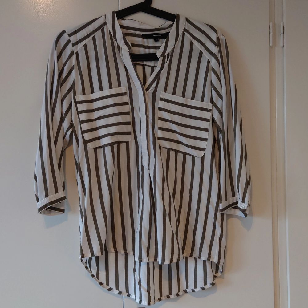 Vero Moda blus, randig i strl S. Sparsamt använd. Köparen står för frakt. (Kan skickas som brev då blir frakten billigare, men då är det ej spårbart). Blusar.