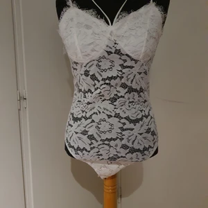 Vit spetsbody - Säljer denna då den är för stor i bysten, endast testad