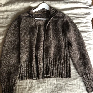 Zipup tröja - Den är brun och vit prickig, det står att det är stl 42 men jag skulle snarare säga att det är en M. Om köparen inte bor i Gävle tillkommer frakt!💕