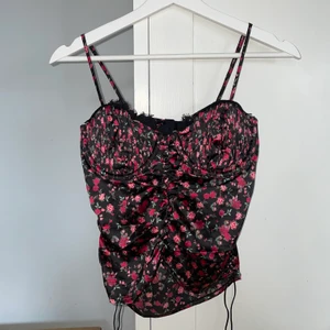 Victorias secret bustier - Superfin helt ny Victorias secret bustier med alla prislappar kvar. Testat en gång. Storlek M men passar S. Nypris 99$ 