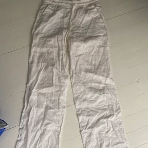 Linnebyxor - Super snygga linnebyxor som är oanvända. Kan tyvärr inte visa bild på hur dem sitter på eftersom dem är för små för mig! Dem är vita och i storlek S, köpta på forever21 för 3 år sedan. Dem är somsagt i nyskick! Buda eller köpt direkt för 316kr (inklusive frakt!!!!)