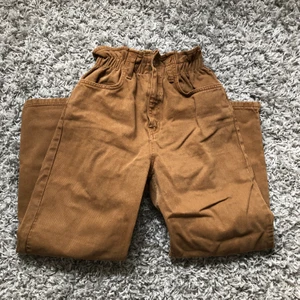 Jeans - Väldigt snygga bruna byxor, stretchiga, lite kort i benen dock. Använda en gång.