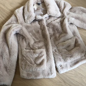 Fuskpäls Beige - Mjuk o skön , fint skick.