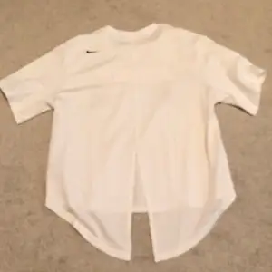💛 T-shirt/topp från märket Nike, storlek XS.         Kan fraktas eller mötas upp 📮