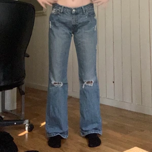 Jeans med hål från Levi’s - Jeans med två hål på knäna och små hål längre upp (se bilderna) Säljer för att de inte kommer till användning tyvärr, kontakta för mer information 