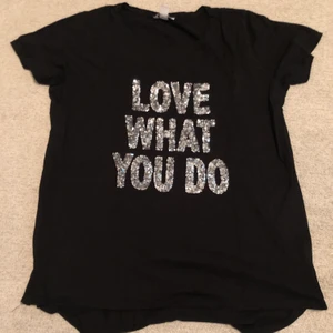T-shirt  - 💛 T-shirt/topp från märket Amisu, storlek M. Nyskick. Kan fraktas eller mötas upp 📮