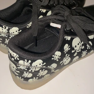 Aacoola döskalle skor - As balla skor med döskallar. I svart läder material tror jag det heter. Köpte dem second hand och dem är aldrig använda av mig. Skulle ändå säga att dem är i bra skick. Det står ingen storlek men jag är en 35/36 och dem passar perfekt på mig! Det finns en sladd i skon och tror det är för att sulan ska kunna lysa men har inte listat ut hur den fungerar än. Buda i kommentarerna!❤️ 