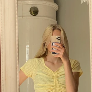 Gul topp - Gul fin topp. Använd förra sommaren. Pris kan diskuteras! Skön och sitter bra men nice material.😊