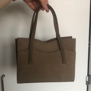 Väska  - Väska köpt second hand. Jättefint skick och är ganska säker på att det är riktigt läder. Står ingen märkning vad jag kan se. 